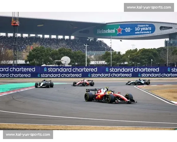 一场速度与智慧的较量 F1电竞选手赛场内外揭秘